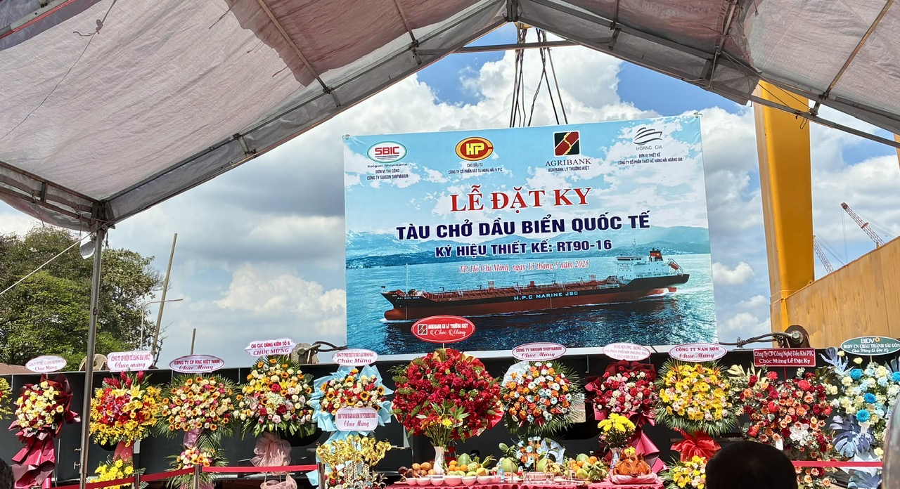 Lễ đặt ky tàu dầu 9000 m3 RT90-16